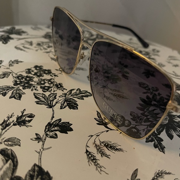 New with tag guess sunglasses - Picture 3 of 7